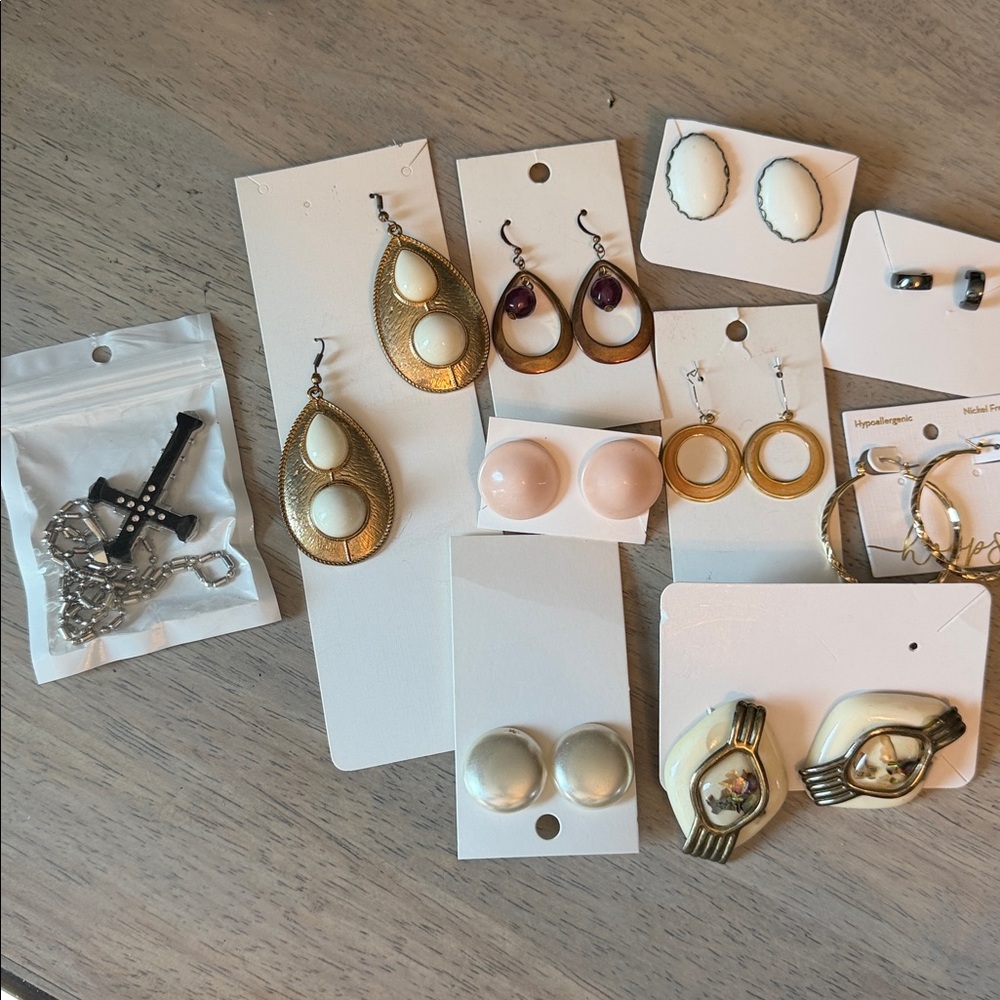 Classic pearl and enamel 9 pairs of earrings and necklace